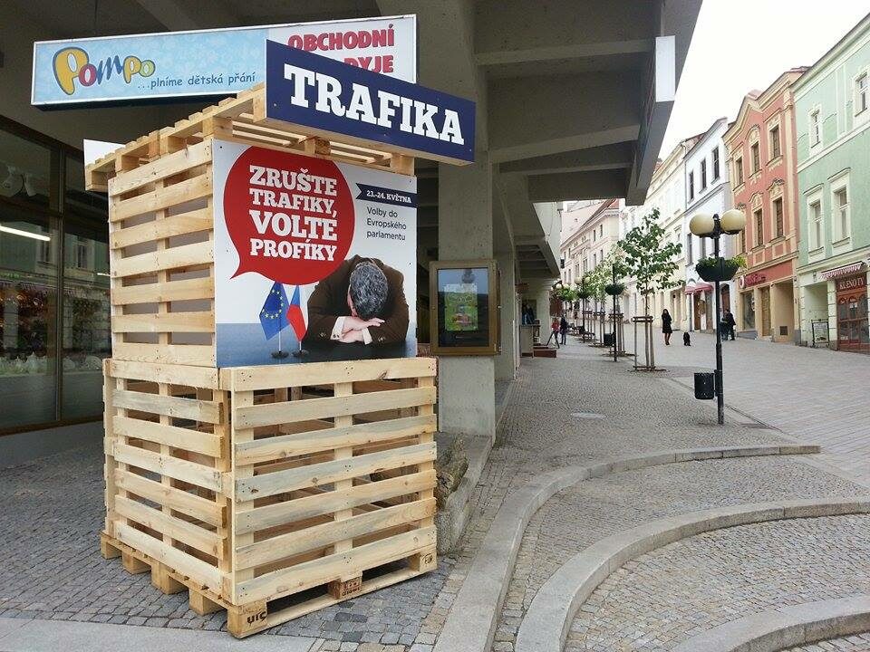 Obrázek: Outdoorová kampaň hnutí ANO před evropskými volbami 2014 s hlavním sloganem "Zrušte trafiky, volte profíky!", zdroj: Forum24